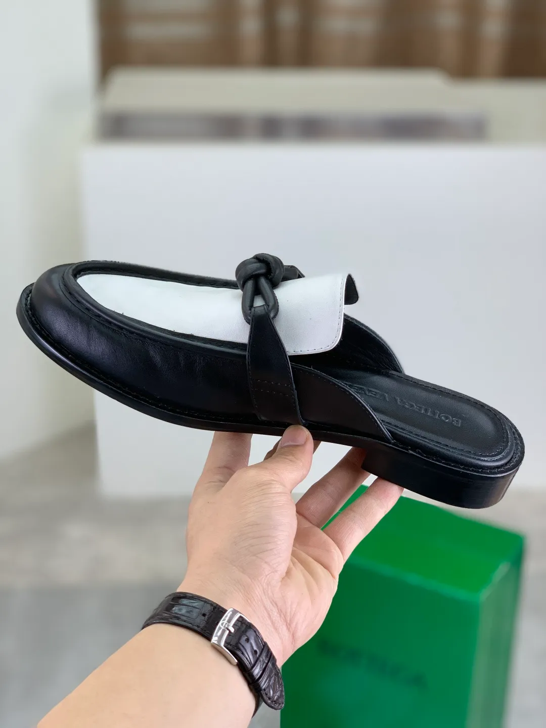 Men's shoes 💰P800 [New model] (genuine leather outsole) water-dyed cow lining 💰High-quality business couple half-slip leather shoes 💎💎💎 BOTTEGA VENETA official website synchronizes the latest top version of BV in the market, accepts material comparison, shoe type comparison, process comparison, practical and textured, versatile and suitable for any occasion, the more you look at it, the more flavorful it becomes. Purely hand-knitted craftsmanship - Upper material, calfskin imported from Italy 🇮🇹 - High-quality water-dyed cowhide lining - Original private model customized leather outsole -Size: Female 35-39 (40 ordered) Male 39-44 (38 45 can be customized) Color: Multiple colors available